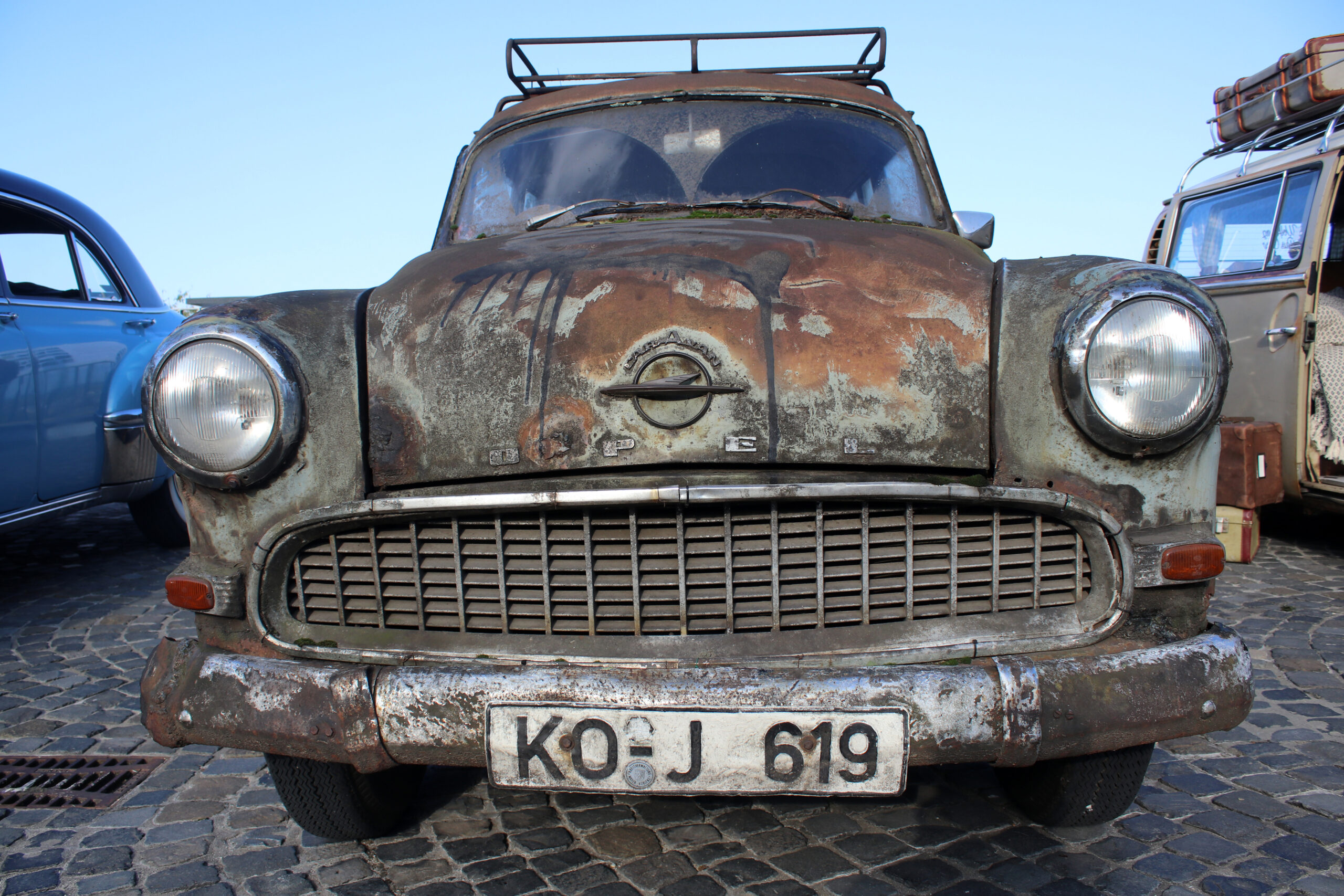 Ein Opel in Patina. Jahrelang nicht gewaschen somit mit Moos bezogen, rostig und dreckig.